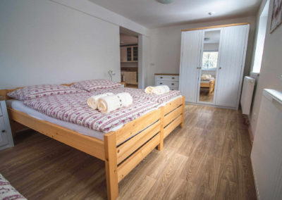 Apartmán v přízemí - pokoj s manželskou postelí a samostatnou postelí