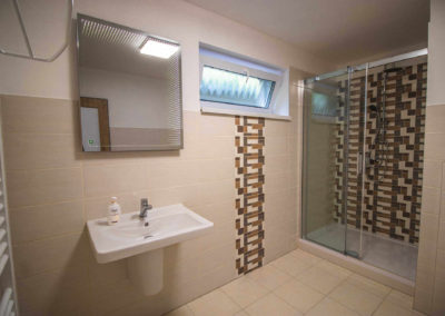 Apartmán v přízemí - koupelna se sprchovým koutem