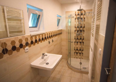 Apartmán v patře - koupelna se sprchovým koutem